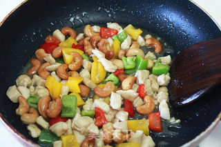 【pepper and Cashew Fried Chicken】the Brightly Colored Salty Chicken Will Increase Your Appetite recipe