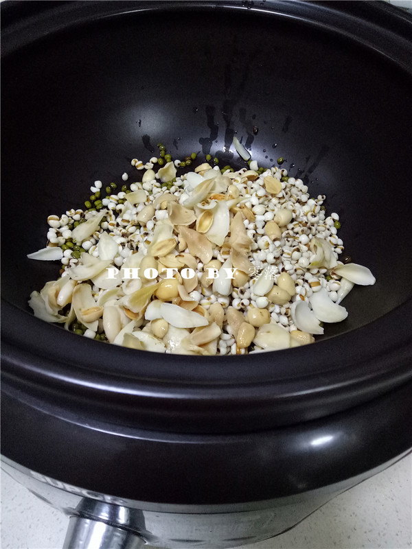 Mung Bean Coix Seed Lily Soup recipe