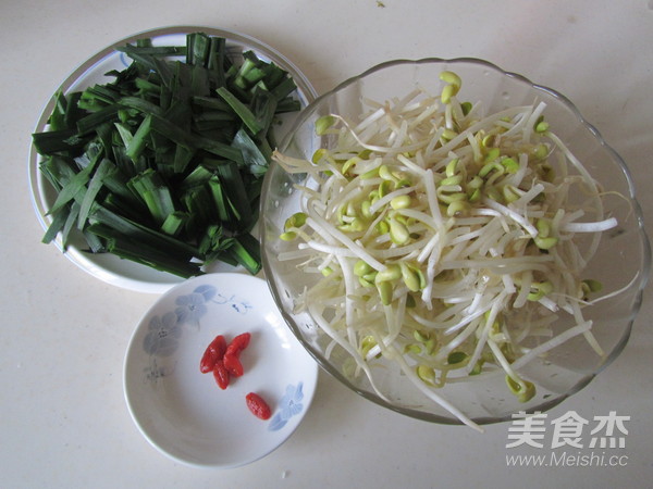 Stir-fried Soy Sprouts with Leek recipe