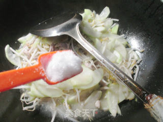 Lean Pork Shreds and Mung Bean Sprouts Stir-fried Night Blossoms recipe