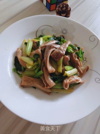 Stir-fried Pork Belly with Parsley recipe