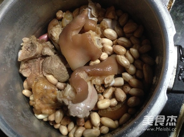 Pork Trotter with Peanuts recipe