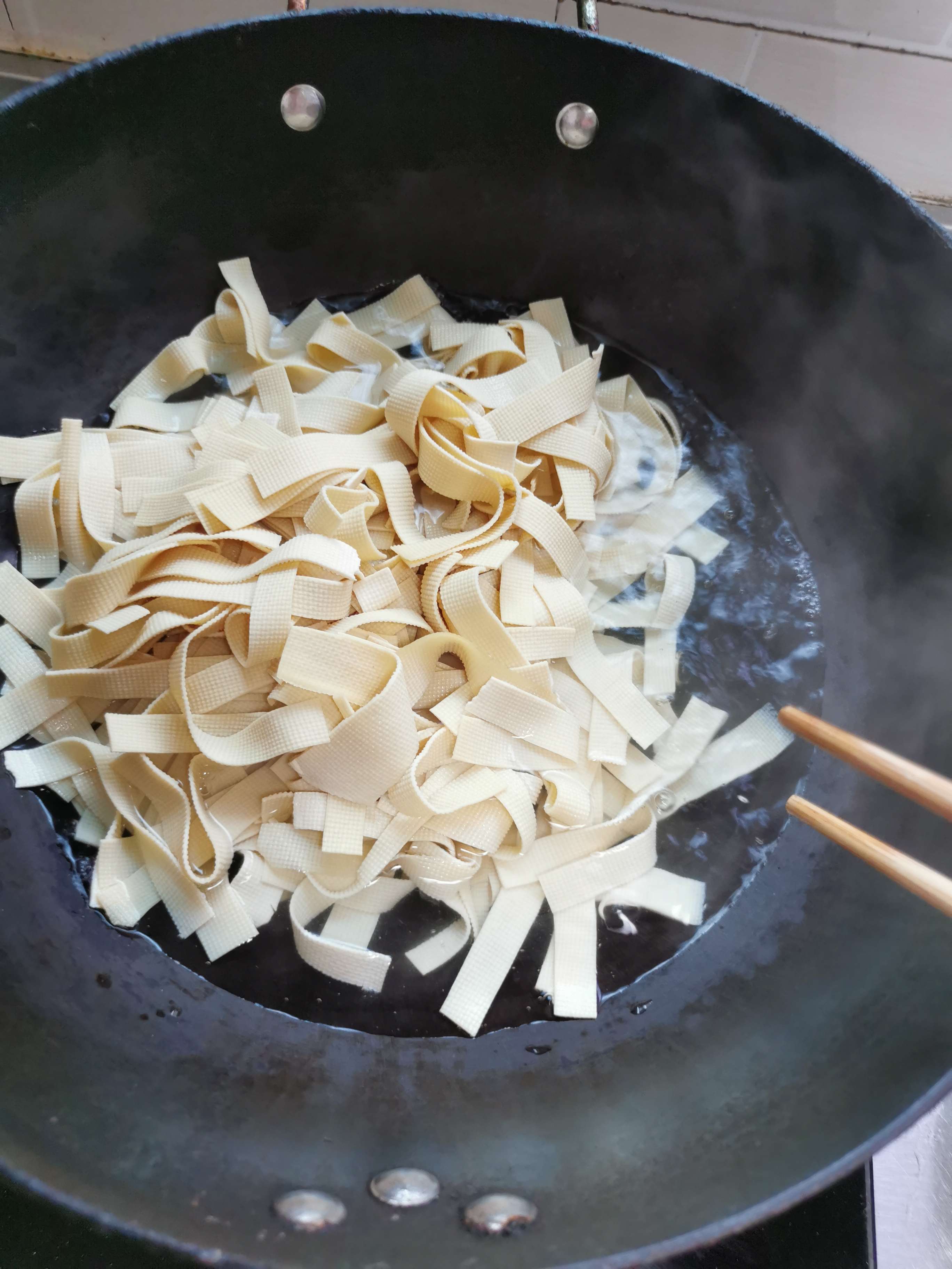 Fried Tofu Skin with Fungus recipe