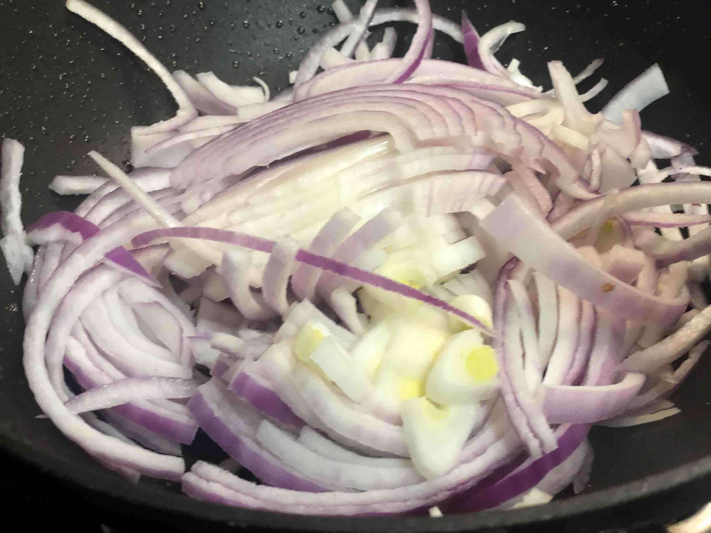 Stir-fried Shredded Pork with Onion, Onion is A Treasure, Eat More After The Festival to Cleanse The Intestines recipe