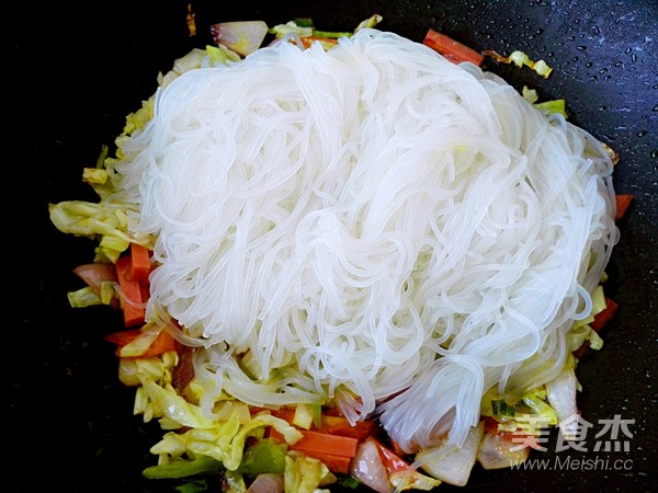 Fried Rice Noodles with Sauerkraut recipe