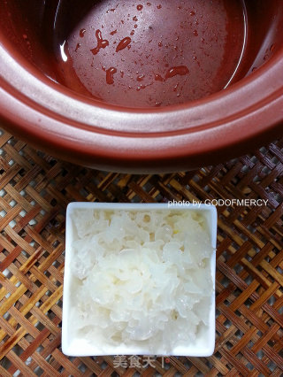 Say Goodbye to 3d to be A Woman Who Fights Preservatives = Papaya, Wolfberry, White Fungus and Lotus Soup recipe