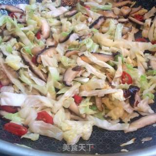 Stir-fried Cabbage with Dried Shiitake Mushrooms recipe