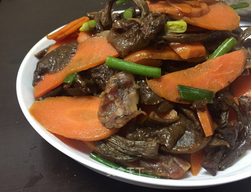 Stir-fried Sausage with Wild Mushrooms and Carrots recipe
