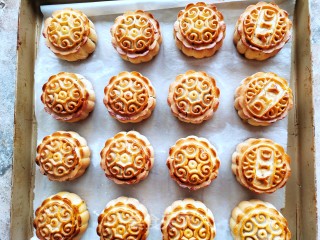 Rattan Pepper Beef Mooncakes recipe