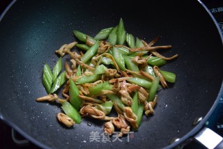 Stir-fried Pork with Lily and Celery recipe