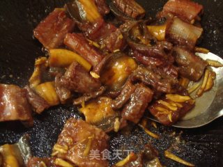 Stir-fried Eel Slices with Parsley and Lotus Beans recipe