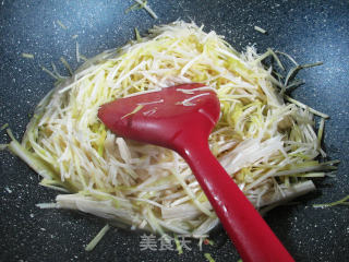 Stir-fried Enoki Mushroom with Leek Sprouts recipe