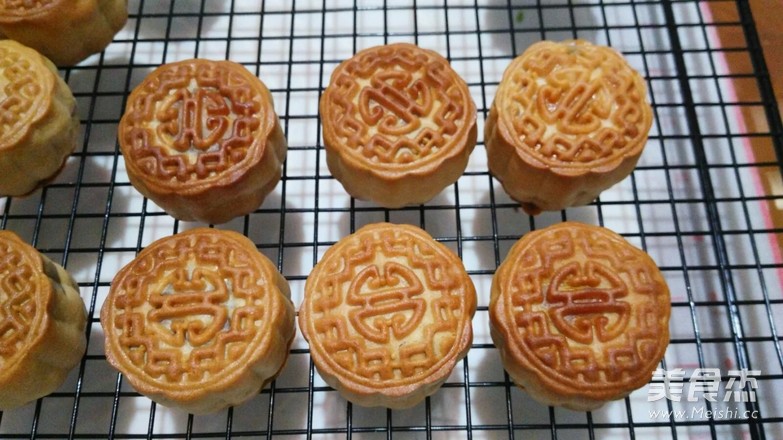 Cantonese-style Lotus Seed Paste Moon Cake recipe