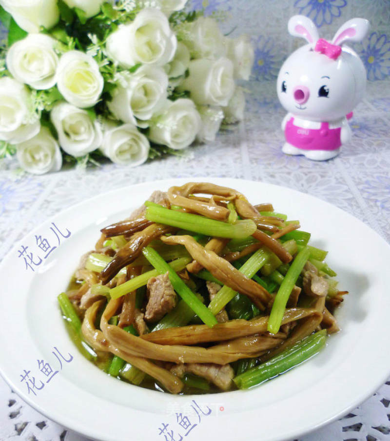 Stir-fried Celery with Lean Pork in Daylily recipe
