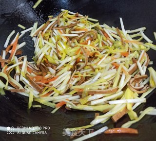 Stir-fried Dried Chives and Carrots with Tea recipe