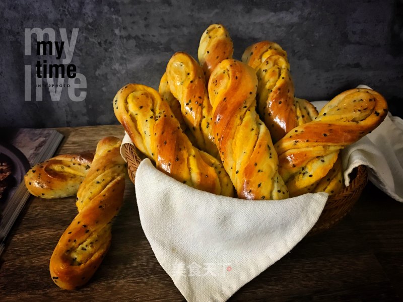 Black Sesame Sweet Potato Twisted Bread recipe