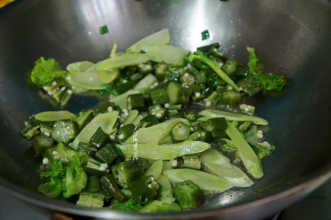 Stir-fried Lettuce Neck with Okra recipe