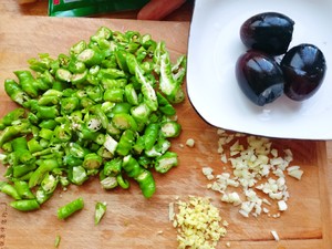 Green Pepper Preserved Eggs. recipe