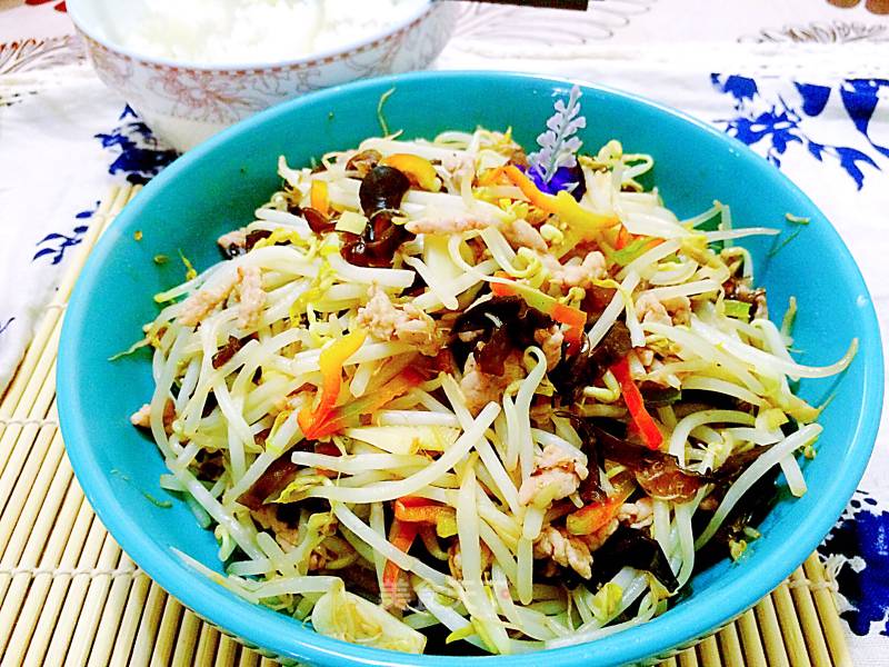 Summer Fast Food-fried Shredded Pork with Fungus and Bean Sprouts