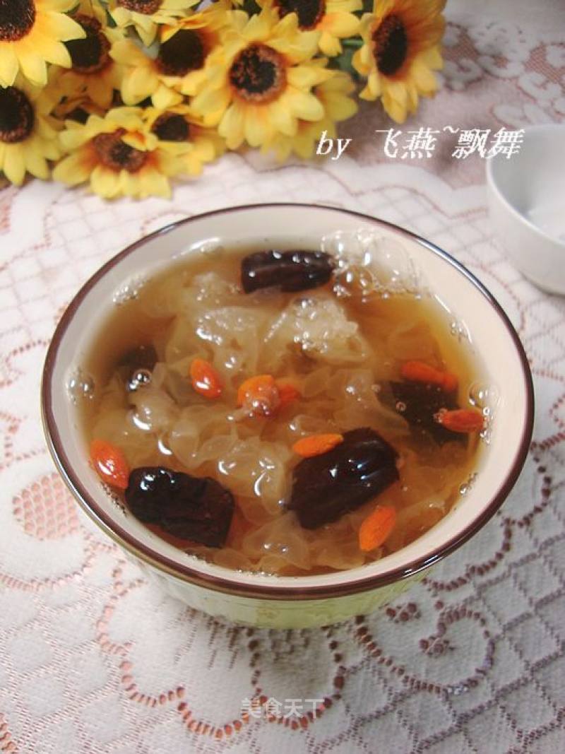 Nourishing Yin and Moisturizing Dryness---[red Date, Wolfberry and Tremella Soup] recipe