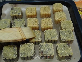 [cantonese-style Lotus Seed Paste Egg Yolk Mooncakes] Challenge The Most Classic Cantonese-style Mooncakes recipe