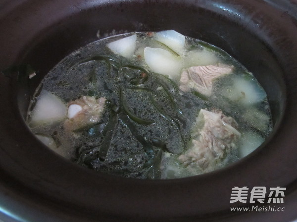 Supor, Radish and Seaweed Pork Rib Soup recipe