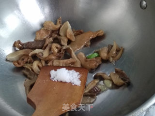 Stir-fried Loofah with White Mushrooms recipe