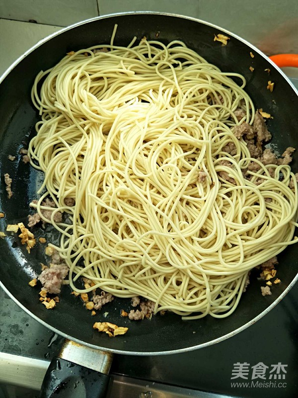 Pork Fried Noodles are Delicious and Delicious recipe