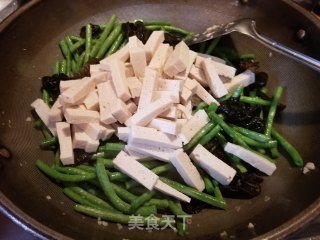Stir-fried Beans with Dried Tofu and Fungus recipe
