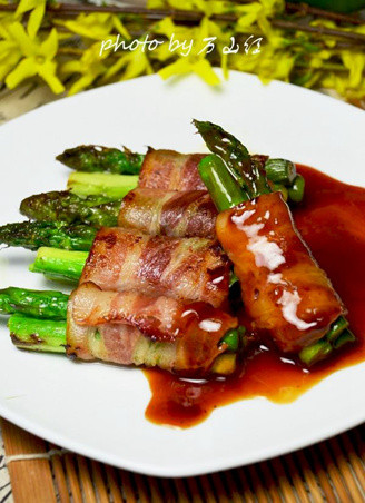 Pan-fried Bacon and Asparagus Rolls recipe