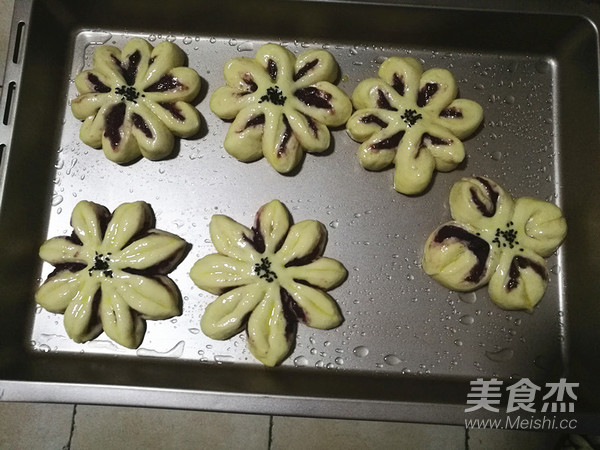 Purple Sweet Potato Petal Bread recipe