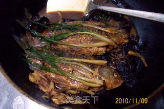 "grilled Crucian Carp Stewed Meat with Scallion" recipe