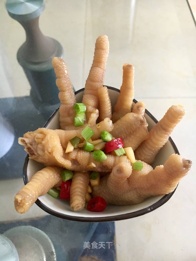 Refreshing Hot and Sour Chicken Feet recipe