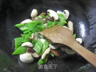 Stir-fried Pepper with Double Mushroom recipe