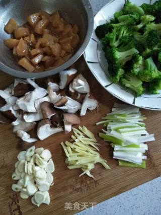 Stir-fried Broccoli with Chicken Breast and Shiitake Mushrooms recipe