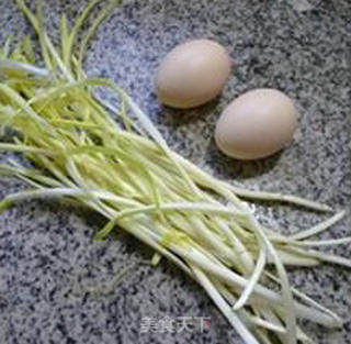 Scrambled Eggs with Leek Sprouts and Black Fungus recipe