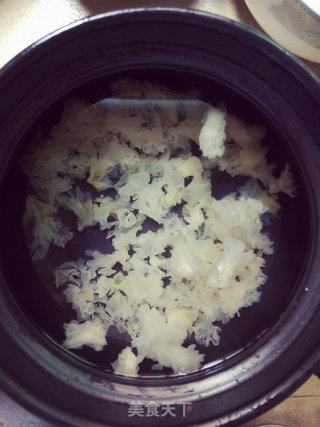 White Fungus, Snow Pear and Lotus Seed Soup recipe