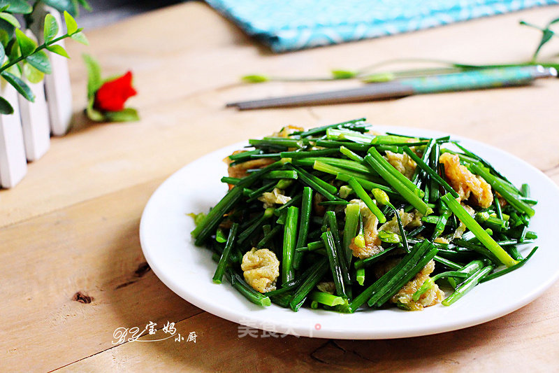Scrambled Eggs with Chive Stalks recipe