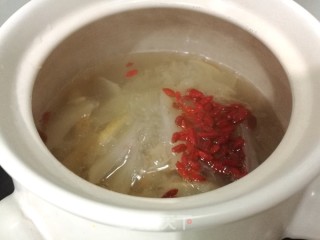 Sydney White Fungus and Wolfberry Beauty Soup recipe