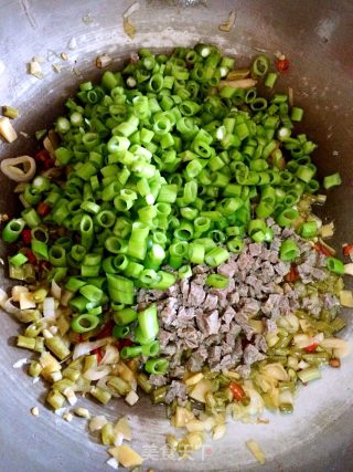 Stir-fried Beef Cubes with Water Spinach recipe