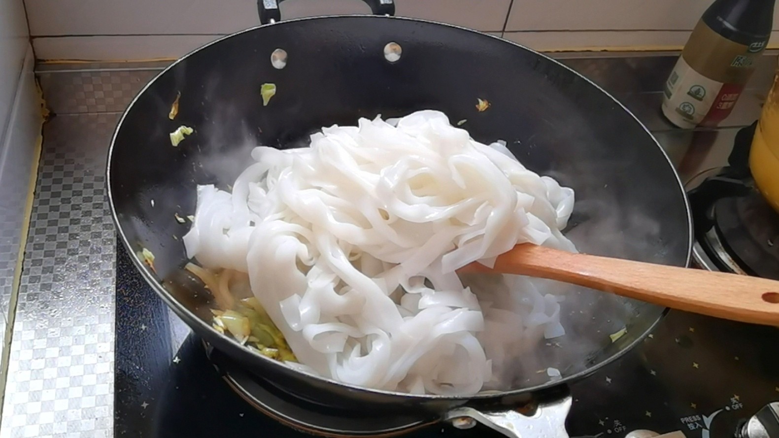 Fried Rice Noodles that are More Fragrant Than Meat recipe