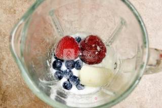 Summer Berry Yogurt Milkshake recipe