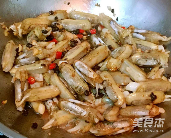 Stir-fried Razor Clams with Garlic and Black Pepper recipe