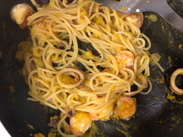 Seafood Spaghetti with Pumpkin Sauce recipe