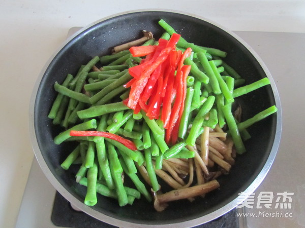 Stir-fried Beans with Tea Tree Mushroom recipe