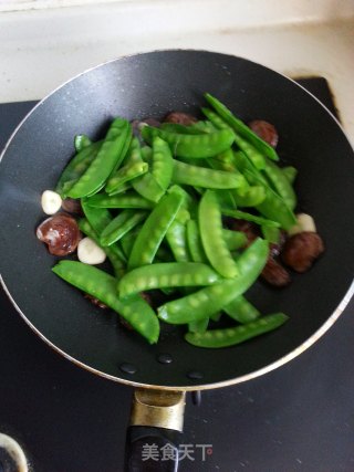 Stir-fried Snow Peas with Spicy Sausage recipe