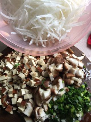 Radish and Dried Vegetarian Buns recipe