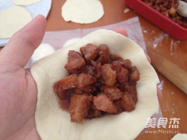 Barbecued Pork Bun with Honey Sauce is Made in A Pot recipe