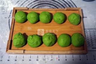 Spinach and Bean Paste Buns recipe