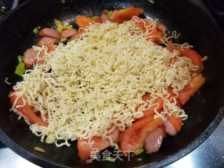 Fried Noodles with Tomato Crispy Sausage recipe